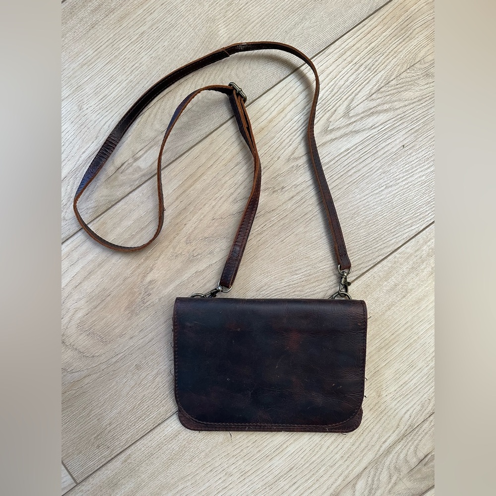 Brown Leather Crossbody Bag with Vintage Charm